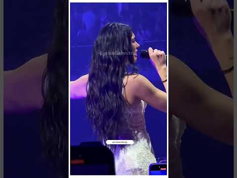 Dua held a FANS PHONE!😍😱 #dualipa #live #lyrics #youtubeshorts #music #trending