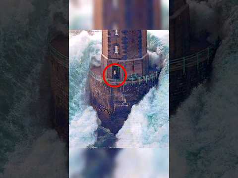 दुनिया की सबसे डरावनी जॉब | #shorts #youtubeshorts #lighthouse #dangerousjobs #viral