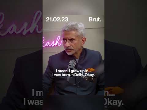 How many languages does India’s Foreign Minister know?