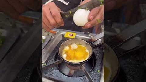 Street Style Egg Poach 😋 | Desi Anda Recipe #Trending #streetfood #shorts #eggpoch