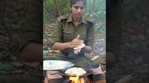 🇮🇳 Indian Army Lady Officer Cooking Roti on Desi Chulha 🌿🔥 | Jungle Life #shorts #army #armylover