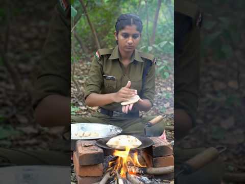 🇮🇳 Indian Army Lady Officer Cooking Roti on Desi Chulha 🌿🔥 | Jungle Life #shorts #army #armylover