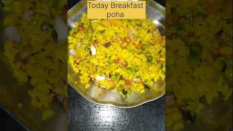 पोहा कुछ इस तरीके से बनाएं बहुत ही स्वादिष्ट #vegpoha #Desi tadka -by Upasana