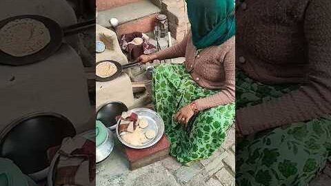 चूल्हे पर बनाई पानी हाथ की रोटी#food#cooking#desi m#shorts
