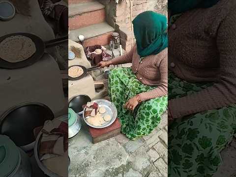 चूल्हे पर बनाई पानी हाथ की रोटी#food#cooking#desi m#shorts