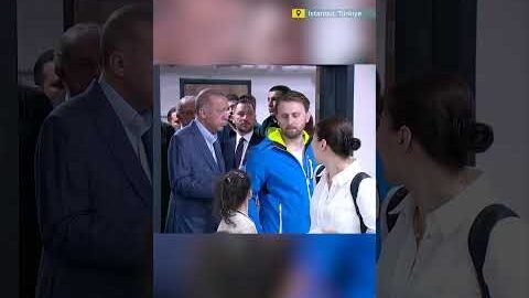 Voter surprised to notice Erdogan waiting behind him in line