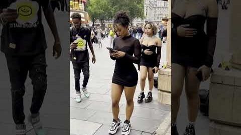 Extra Hand On Shoulder Prank 🖐🏻😜 #viral #shorts #funny #prank #trending