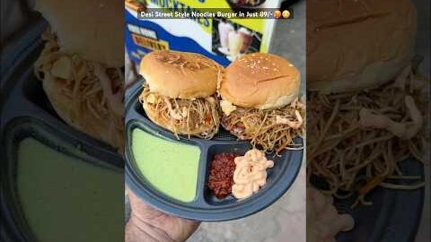 Desi Street Style Noodles Burger in Just 89/-🥵😳 #foodblogger #foodforfoodies #indianstreetfood