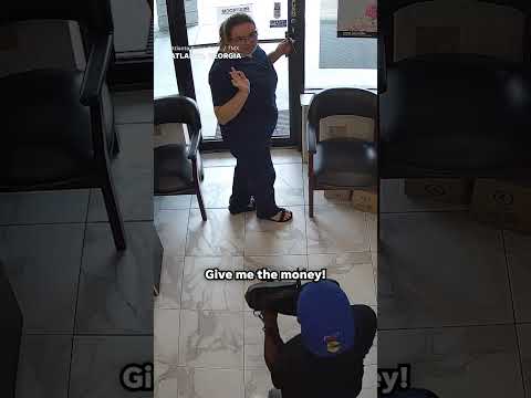 Thief’s demands ignored during failed robbery attempt #Shorts