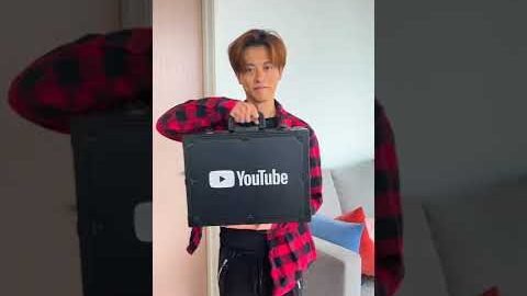 This YOUTUBE AWARD is CRAZY… 😱