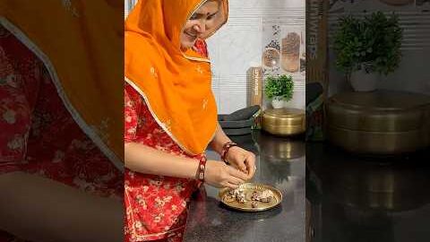 इमली गुड़ की खट्टीमीठी चटनी 😍 #rajasthani #desi #culture #foodie #video #reels #village #shorts