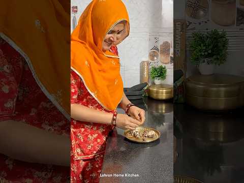 इमली गुड़ की खट्टीमीठी चटनी 😍 #rajasthani #desi #culture #foodie #video #reels #village #shorts