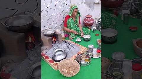 लहसुन की चटनी#desi #food#देसीमारवाड़ीभजन #desiviilagelifetstyle#lahsun #shortvideo#viilagelife