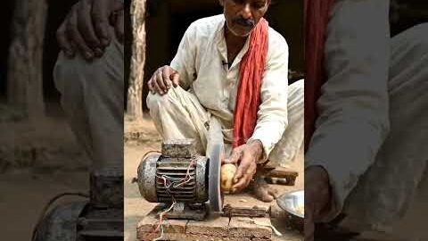 आलू छीलने का देसी जुगाड़। 🥰#potato #machine#desi jugaad#shorts#farmer