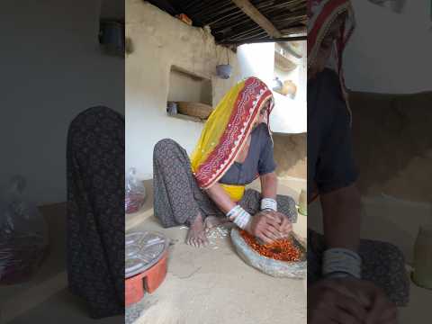 लाल मिर्ची की चटनी 😍 #shorts #desi #food #rajasthani #youtubeshorts #recipe #villagelife #rajasthan