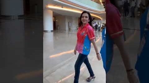 Mrs. Nita Ambani makes her way to the auction venue 💙 #MumbaiIndians #OneFamily #AaliRe