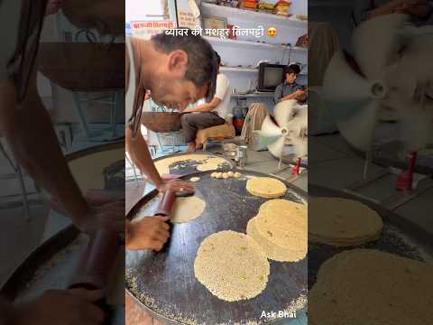 ब्यावर की मशहूर तिलपट्टी 😘 #desi #rajasthan #khana #roti #youtubeshorts #villagelife #reel #shorts