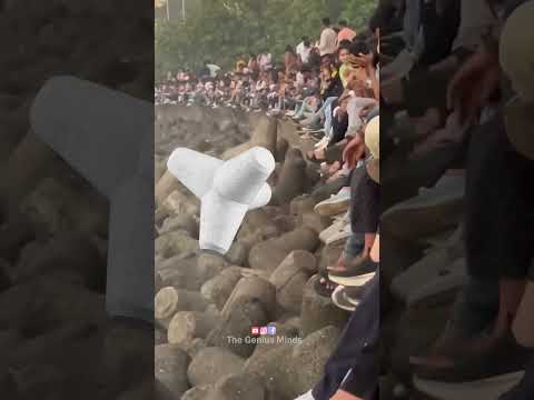 Marine Drive पर ये अजीब पत्थर क्यों हैं ?