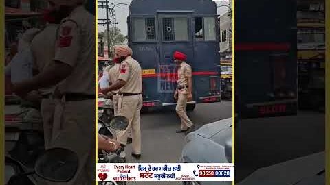 ਅੰਮ੍ਰਿਤਸਰ: ਕੈਦੀਆਂ ਵਾਲੀ BUS ਖਰਾਬ, ਧੱਕਾ ਲਾਉਂਦੀ Punjab Police ! | VIRAL VIDEO