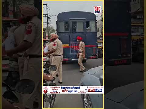 ਅੰਮ੍ਰਿਤਸਰ: ਕੈਦੀਆਂ ਵਾਲੀ BUS ਖਰਾਬ, ਧੱਕਾ ਲਾਉਂਦੀ Punjab Police ! | VIRAL VIDEO