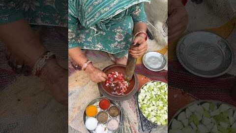 देसी खाना ☺️#desifood #indianfood #cooking #desi #youtubeshorts #villageshivani #life