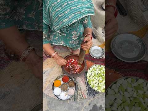 देसी खाना ☺️#desifood #indianfood #cooking #desi #youtubeshorts #villageshivani #life