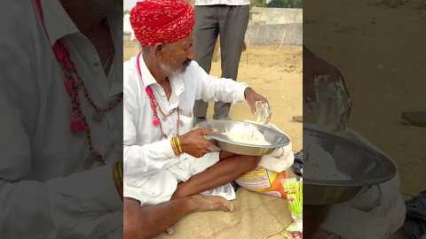 गाँव के देशी बाबा का देसी खाना#rajasthani #village #cooking #food #desi #life #style #culture