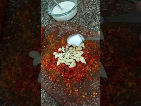 Desi style se bani lahsun ki chatni #chutney #desi #food #youtubeshorts #viralvideo #trending