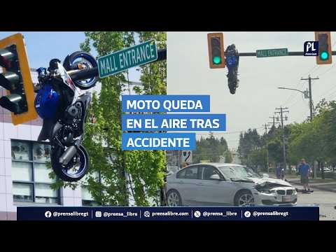 Video capta cómo una motocicleta queda colgada de un semáforo tras fuerte choque en Vancouver