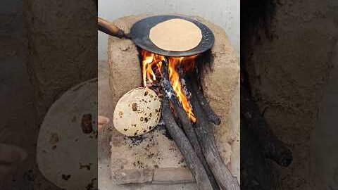 चूल्हे की रोटी 😋 #desi #roti #rajasthan #shorts #viral #village