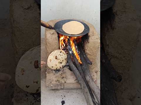 चूल्हे की रोटी 😋  #desi #roti #rajasthan #shorts #viral #village