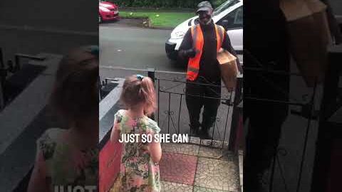 This little girl learned sign language just so she could talk to her deaf delivery driver ❤️