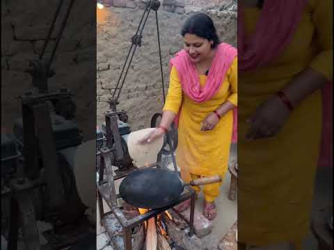 garam garam roti bna rha hai ♥️👌#desi #desijugad#aivideo  #youtubeshorts #sharmilataigore