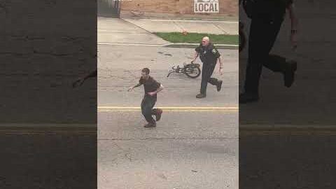 VIRAL STREET SCUFFLE: Video captures a fight between a police officer and a man on April 3, 2026