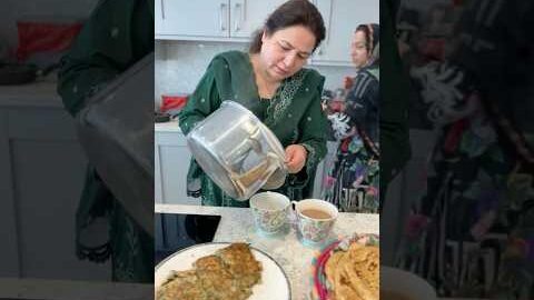 Special desi breakfast ||Hina key leay banay prathey or omelette #desifood #pratha #omelette