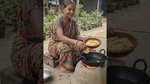 দেশি মাটির চুলায় গরম গরম আলুর চিপস ভাজছি। 🥔🔥#desi #potato #villagerlifestyle