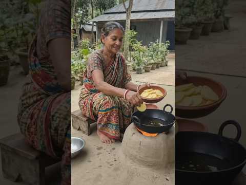 দেশি মাটির চুলায় গরম গরম আলুর চিপস ভাজছি। 🥔🔥#desi #potato #villagerlifestyle