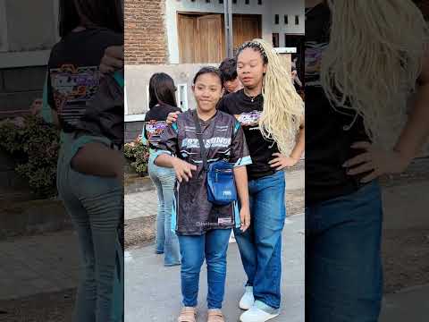 semua kalangan bisa foto sama mbak desi #dancer