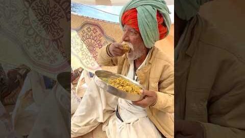 खुले आसमान के नीचे देसी खाना #rajasthani #village #cooking #food #desi #life #style #viral #shorts