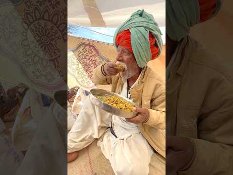 खुले आसमान के नीचे देसी खाना #rajasthani #village #cooking #food #desi #life #style #viral #shorts