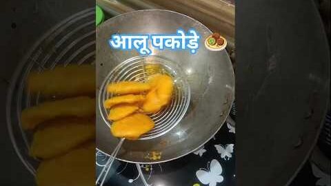 aloo pakoda recipe ek bar aap jarur Banakar dekhe #desi #recipe #indianfood #barish #pakaude #new