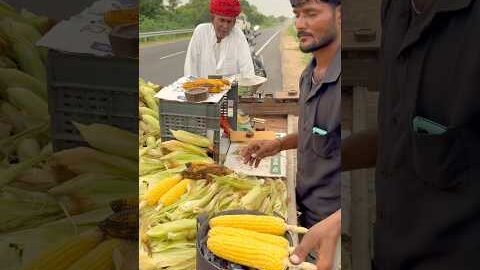 कच्चे मक्के के भुट्टों का स्वाद 😍 #food #streetfood #villagelife #desi