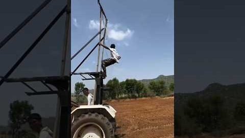 ट्रैक्टर जुगाड़ देखकर आप भी कहेंगे – वाह देसी दिमाग! 😂 #tractor #desi #stunt