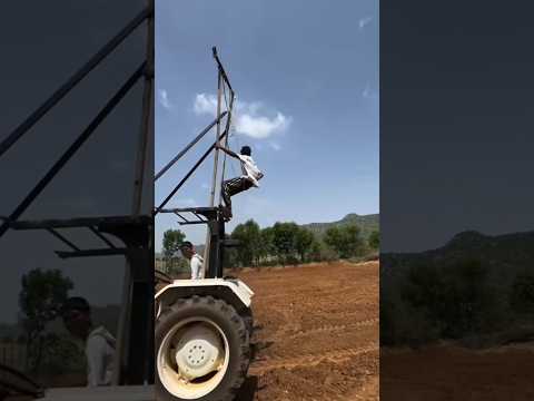 ट्रैक्टर जुगाड़ देखकर आप भी कहेंगे – वाह देसी दिमाग! 😂 #tractor #desi #stunt
