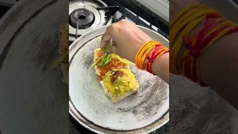 Desi burger 🍔 Episode-2 of monsoon series #monsoon #baarish #bingingwithbutty # #burger #viral