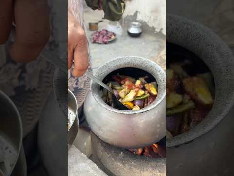 तंदूर पर बनाई सब्ज़ी 😊#villagelife #desi #desifood #rajasthan #shortvideo #youtubeshorts #