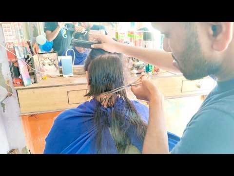 Indian woman in road side men’s barbershop 💈