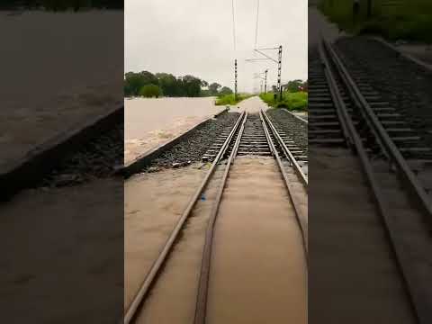 #heavyrain #shorts #waterlogging #railway #trains #flood #baadh #news #viral #trending #Alert