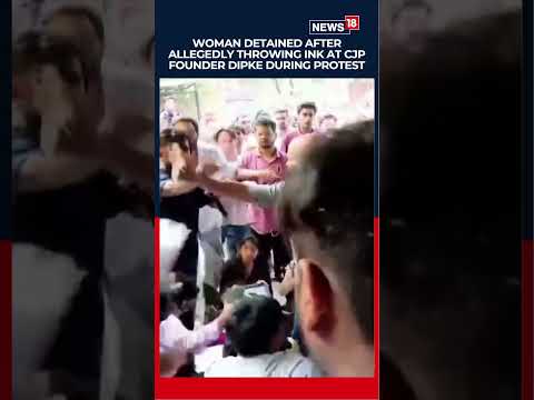 WATCH: Woman Throws Ink At Abhijeet Dipke During Jantar Mantar Protest | #shorts