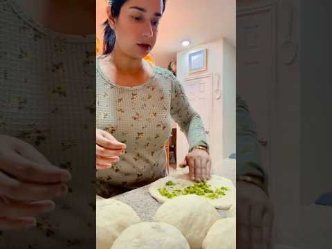Homemade Garlic naan 🫓 #yummy #garlicnaan #minivlog #shortsfeed #shorts #desi #pizzaoven